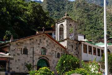 Naklejka premium Ikonische Kirche in Machu Picchu mit traditioneller Architektur und historischem Charme vor der Kulisse der Anden