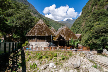 Malerische traditionelle Hütte mit Strohdach, eingebettet in die üppige Berglandschaft von Machu Picchu