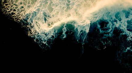 Obraz premium Dynamic ocean waves from an aerial perspective, suitable for environmental, crisis, or abstract nature concepts