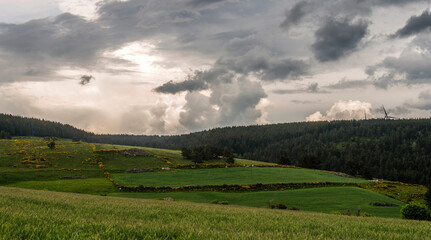 Obraz premium La campagne auvergnate sous l'orage à Arzenc de Randon, Lozère, France