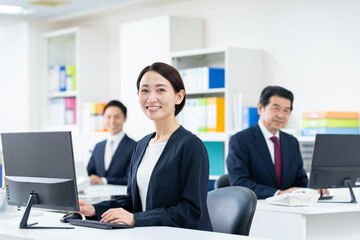 オフィスで働くミドルのビジネスウーマン