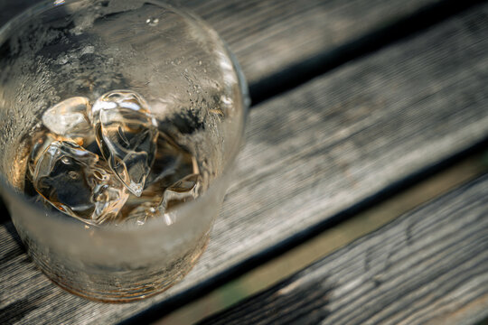 飲み終えたグラスと氷