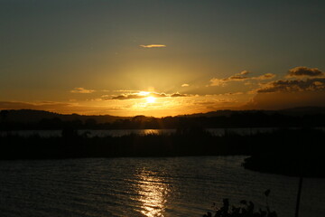 Naklejka premium sunset, house, mountain, lake, sea, silhouette