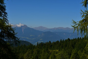 Schöne Landschaft mit Bergen am Salten in Südtirol 
