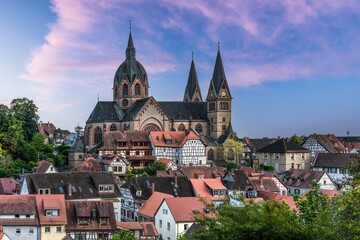 Obraz premium Saint Peter's church and traditional half-timbered houses in Heppenheim, Germany.