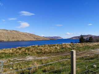 Fototapeta premium Die Küste der Insel Isle of Skye in den Highlands von Schottland