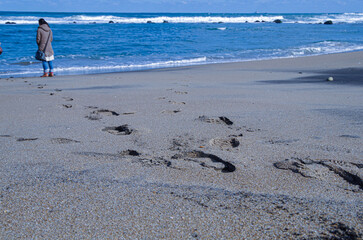 海と砂浜、足跡