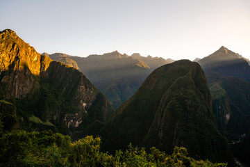 Sonnenuntergang über den Anden von Machu Picchu, Peru, mit üppig grünen Bergen und einem klaren...