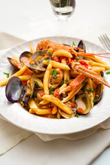 Pasta con frutti di mare, cibo italiano 