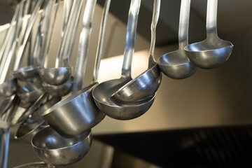 Mestoli attaccati in cucina professionale