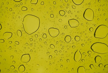 Wassertropfen auf gelbem Hintergrund