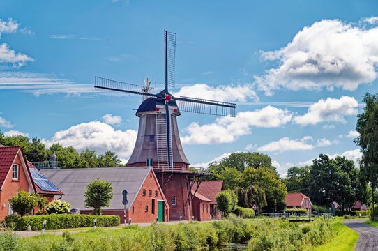 Traditional windmill with the sails positioned to show the miller is on vacation, Warsingsfehn, Moormerland, East Frisia, Lower Saxony, Germany