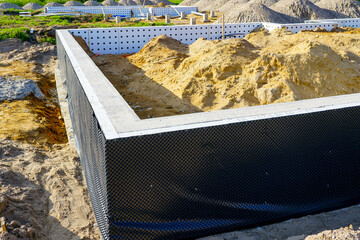 Foundation construction with waterproofing membrane and drainage protection system