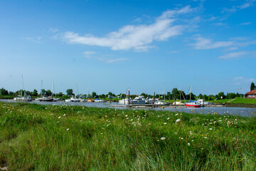 Jachthafen in Fedderwardersiel bei sonnigen Wetter