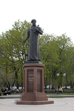 Monument to Uzbek poet and thinker Alisher Navoi on Serpukhovskaya Square in Moscow