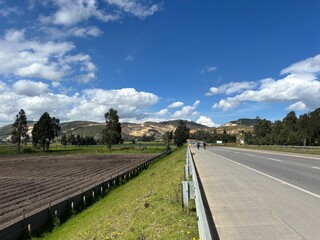 Arado y autopista en el campo con cielo hermoso