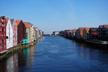 Blick  auf die farbenfrohen Holzgebäude des Trondheim-Kanals in Norwegen