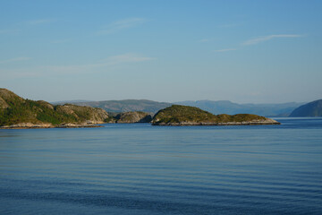 Fahrt durch den Trondheimfjord in Norwegen mit Blick vom Schiff auf die wundersch&ouml;ne Landschaft 