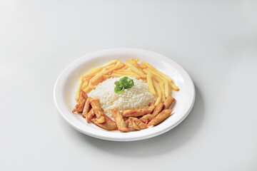 Prato Kids , tirinhas de frango e fritas