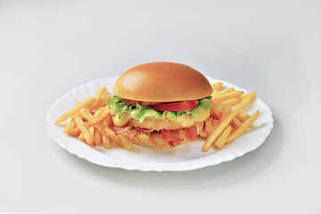 Hamburger de frango com fritas