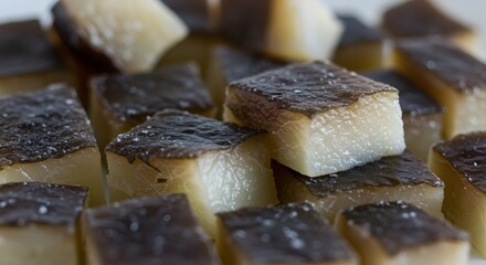 "Traditionelle rohe Inuit-Delikatesse Mattak &ndash; Walfischhaut und Speck gezeigt als arktisches Erbe"