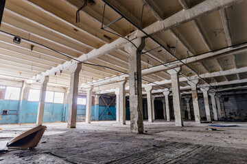 Fototapeta premium Large empty abandoned industrial hall