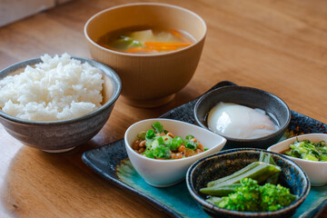 Japanese breakfast / 温泉卵と納豆の朝食
