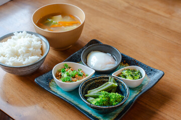Japanese breakfast / 温泉卵と納豆の朝食
