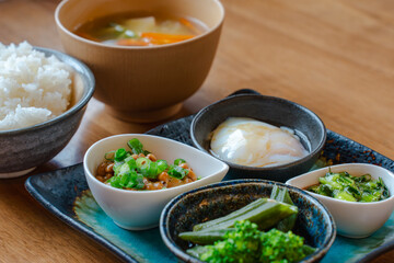 Japanese breakfast / 温泉卵と納豆の朝食
