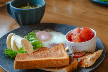 Breakfast plate / トーストと卵の朝食
