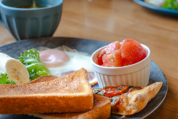 Breakfast plate / トーストと卵の朝食
