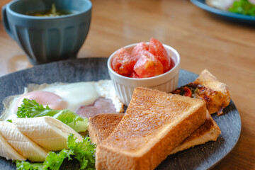 Breakfast plate / トーストと卵の朝食
