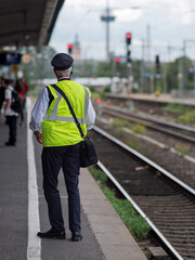 Fototapeta premium Koln Deutz Bahnhof: Train Station Scene with Station Master
