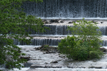 堰堤のある春の水辺の風景