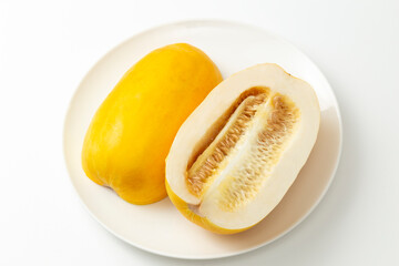 半分に切ったマクワウリ　白バック