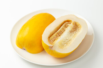 半分に切ったマクワウリ　白バック