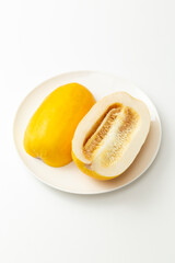 カットしたマクワウリ　白バック