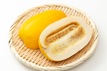 笊に乗ったマクワウリ　白バック