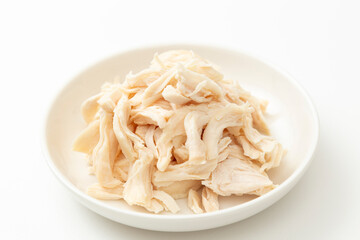 皿に盛った鳥のささみ肉　白バック