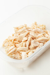 茹でて割いた鳥のささみ　白バック