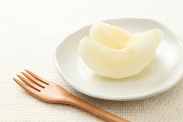 カットした梨　白バック