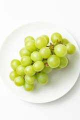 皿に乗ったマスカット　白バック