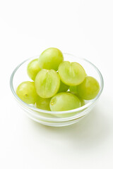 皿に盛ったマスカット　白バック