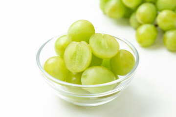 皿に盛られたマスカット　白バック