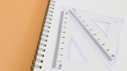 教育イメージ　文房具　ノートと三角定規　コピースペース　16:9