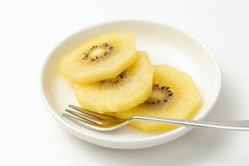 スライスしたゴールドキウイ　白バック