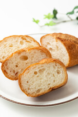 カットしたフランスパン　白バック