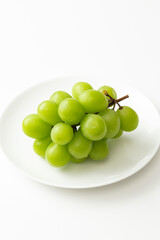 皿に乗ったシャインマスカット　白バック