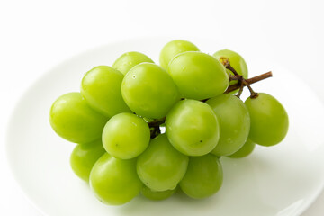 皿に乗ったシャインマスカット　白バック