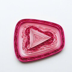 紙を巻いて作られた、クイリングアートの再生ボタンのクローズアップ写真。メディア、再生、ビデオ、音楽、クイリング、アート、デザイン。